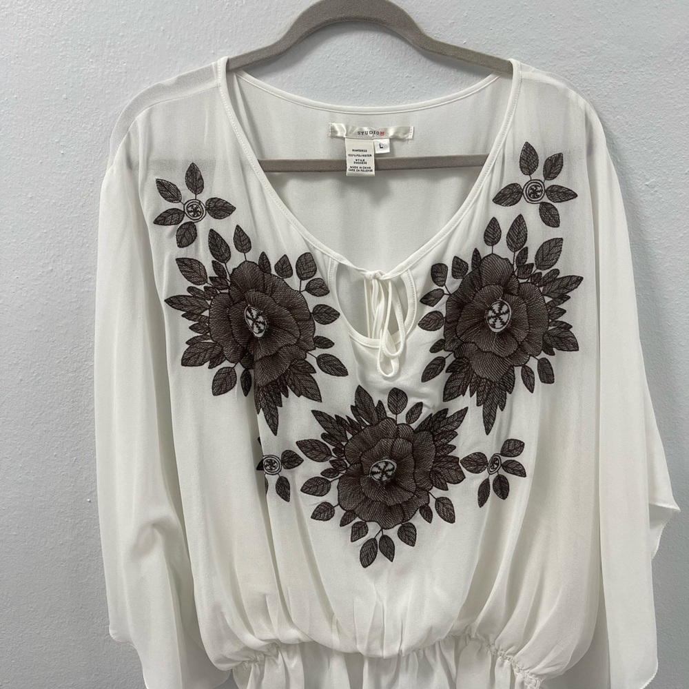 Max studio: Elegant White Floral Embroidered Women's Top